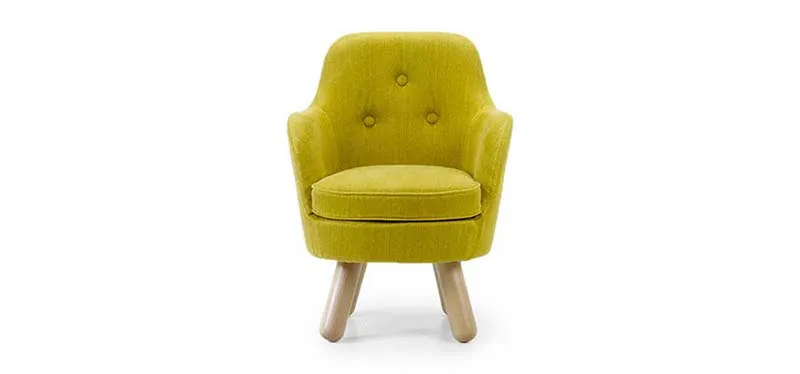 Poltroncina Cornell Domingo gialla con gambe in legno