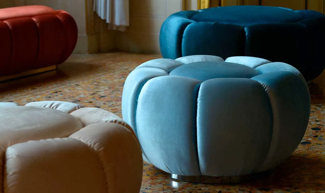Pouf Arke Domingo azzurri con bombature a petalo