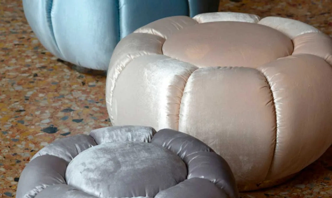 Pouf Arke Domingo rotondo color perla da vicino