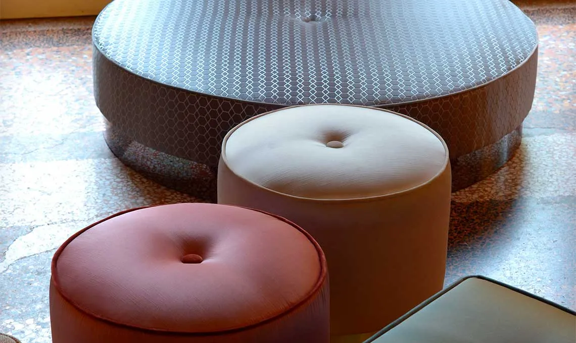 Pouf Eos Domingo con bottone centrale da vicino