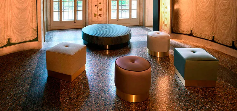 Pouf Eos Domingo in un salone affrescato