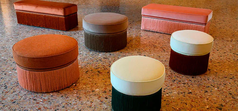 Pouf Dione Domingo colorati su un pavimento alla veneziana