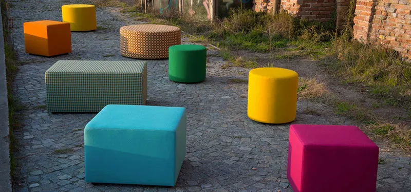 Pouf Basic Domingo colorati in un loft