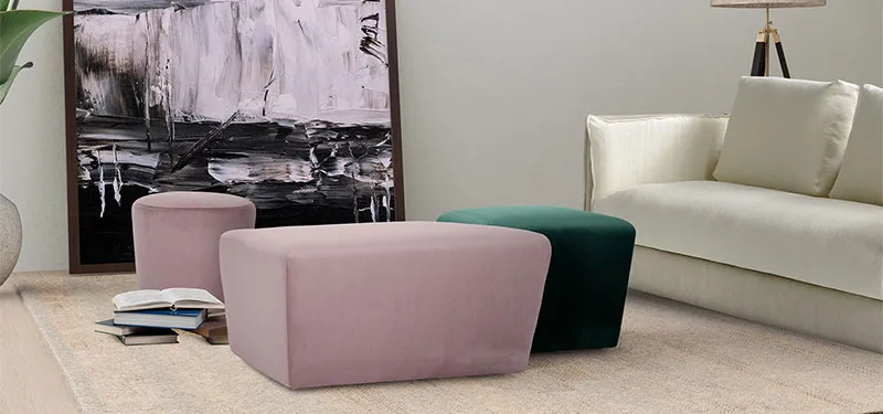 Pouf Frank Domingo rosa e verde davanti a un divano