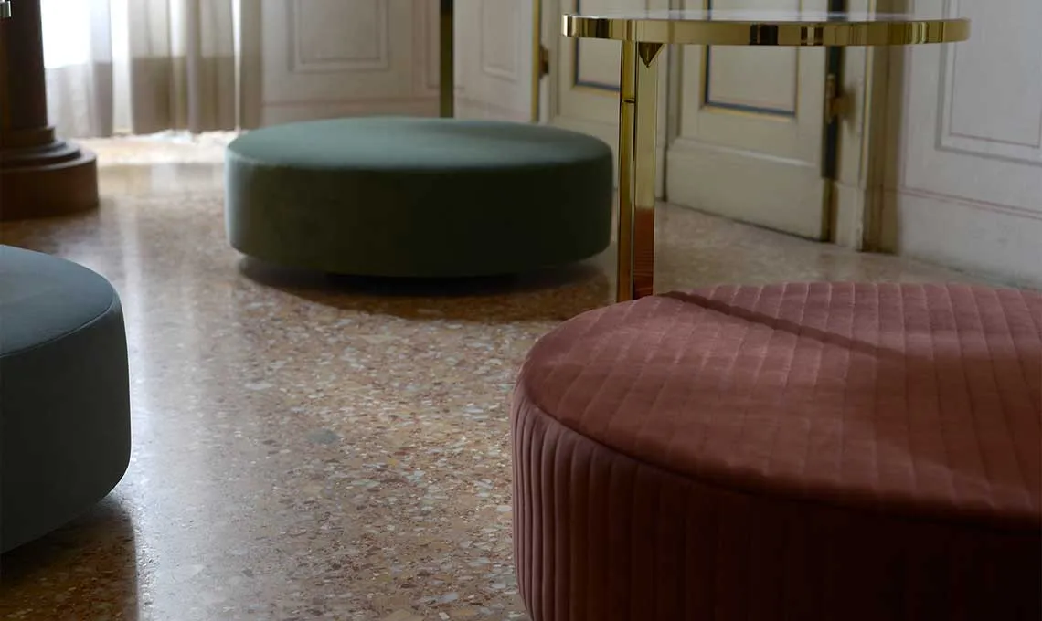 Tavolo Febe Domingo con pouf e piani rotondi in marmo