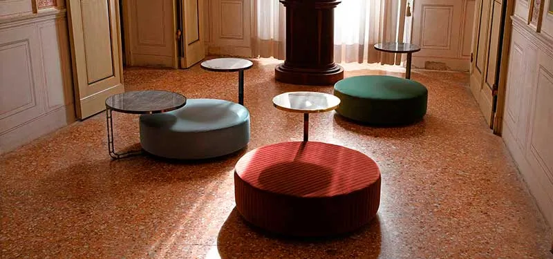 Tavolo Febe Domingo con pouf in un salone