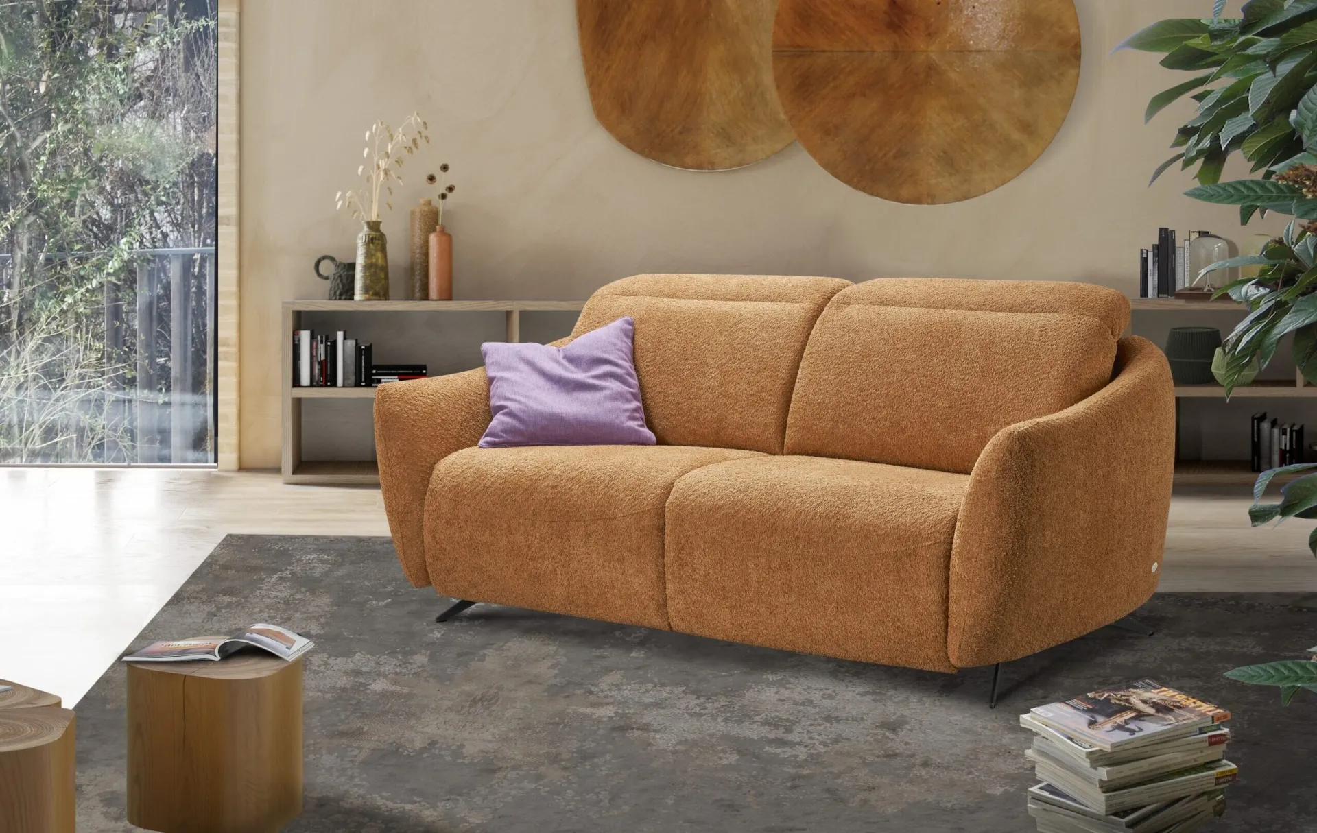 Divano Cheri Il Benessere color cuoio in un soggiorno con pannelli in legno