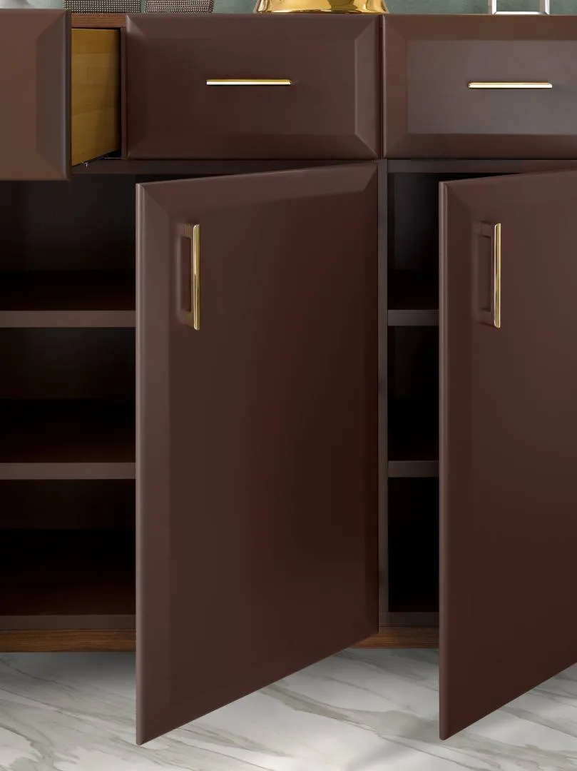 Credenza Tosato 23.205 laccata bruno con ante aperte, ripiani interni e cassetti con maniglie dorate