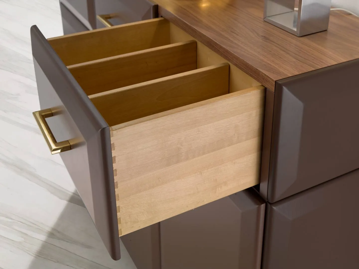 Cassetto aperto della credenza 23.205 Tosato con divisori in legno chiaro e coda di rondine