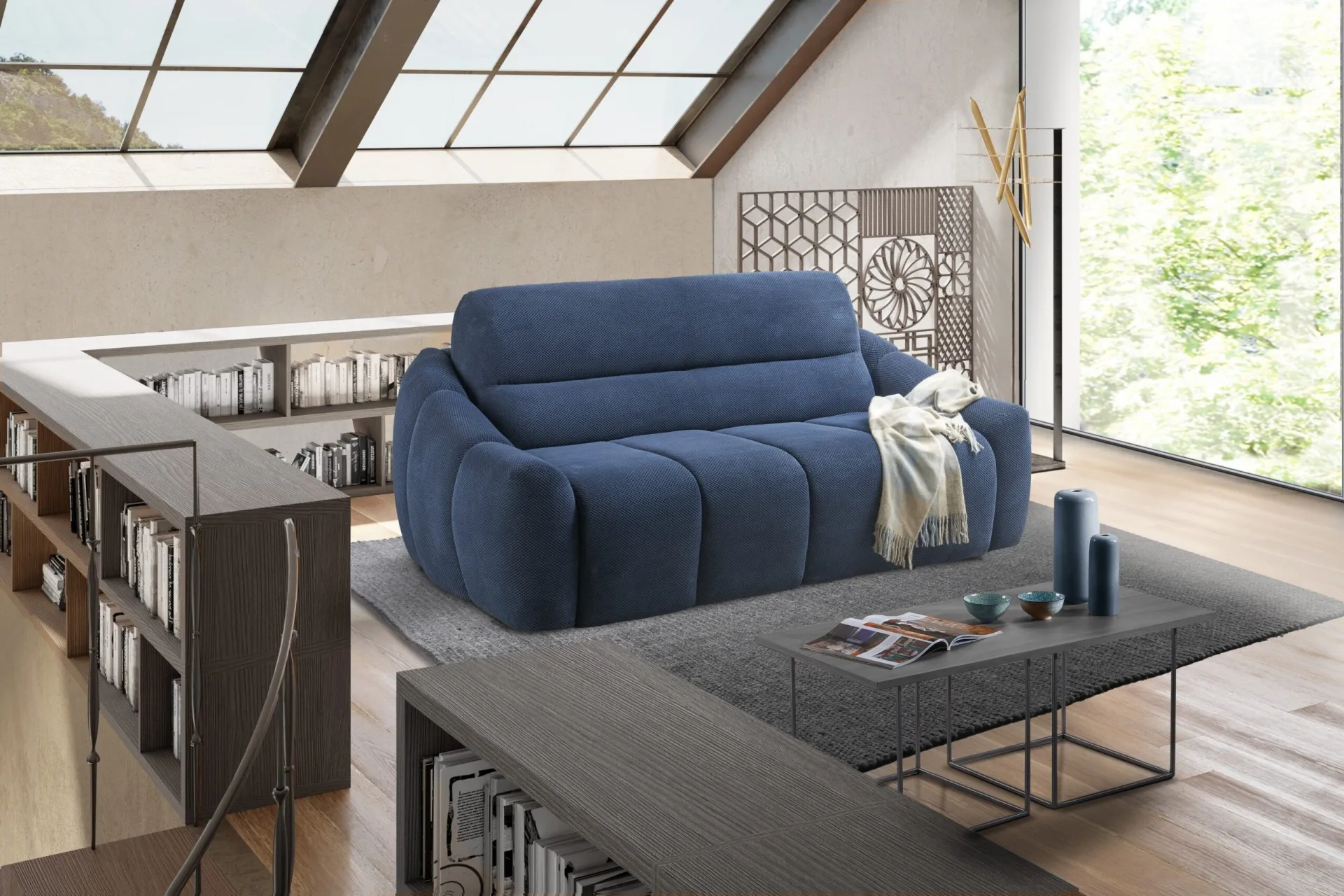 Divano letto Nuvola Il Benessere blu in un soggiorno con pareti traforate