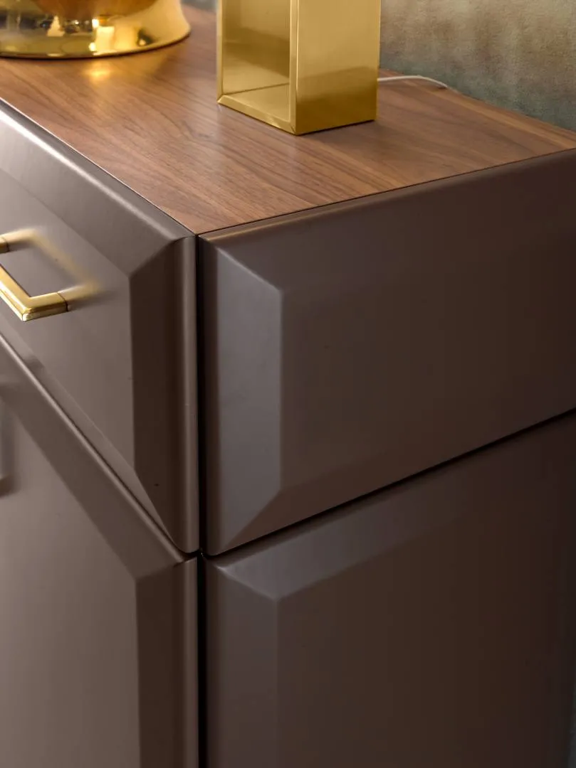 Spigolo della credenza 23.205 Tosato con piano in noce canaletto e ante laccate a sbieco