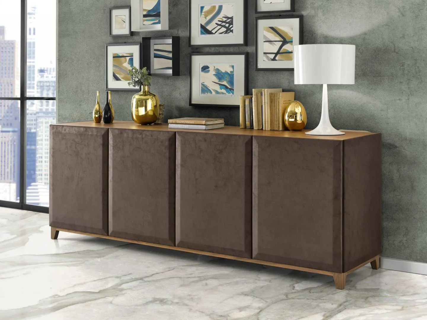 Credenza Tosato 23.204 con quattro ante in tessuto marrone sotto una parete di quadri astratti