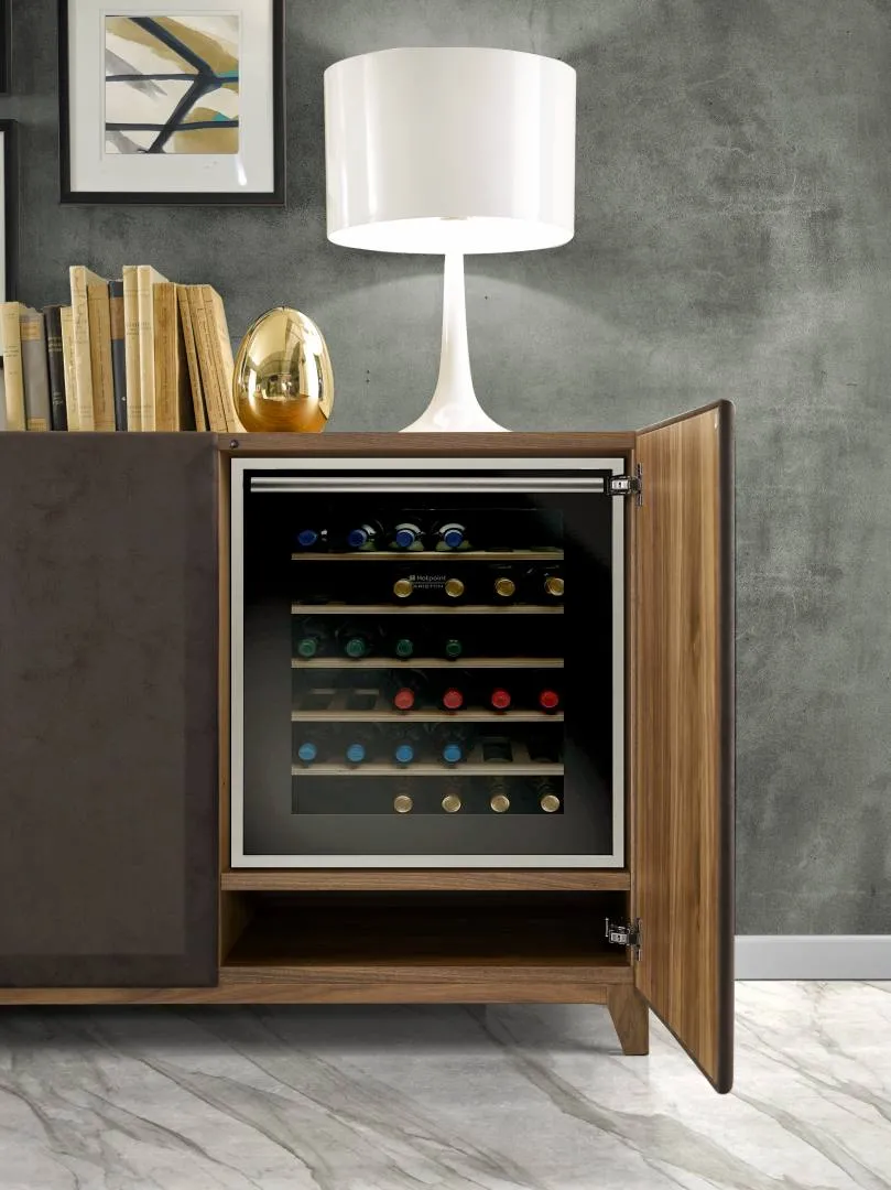 Anta aperta della credenza 23.204 Tosato con cantinetta per il vino e bottiglie coricate