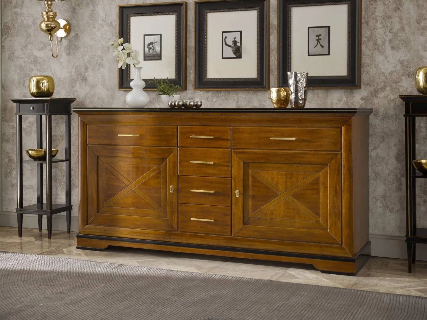 Credenza Tosato 23.203 in noce con ante intarsiate tra due tavolini neri, sotto tre stampe