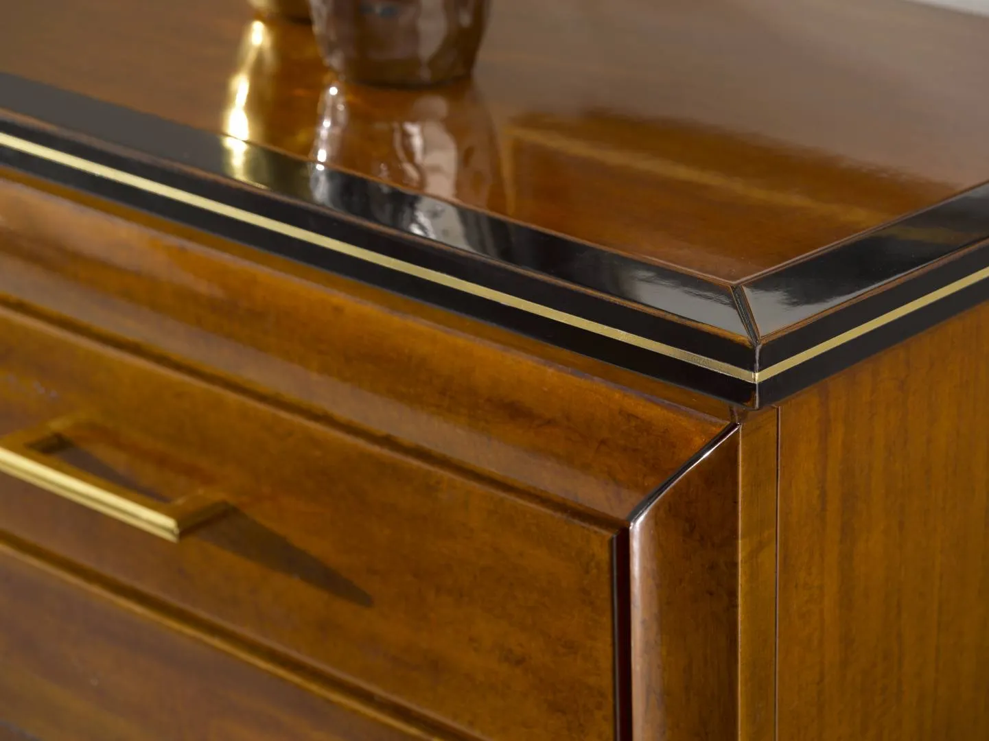 Bordo del piano della credenza 23.203 Tosato con profilo nero e inserto metallico dorato