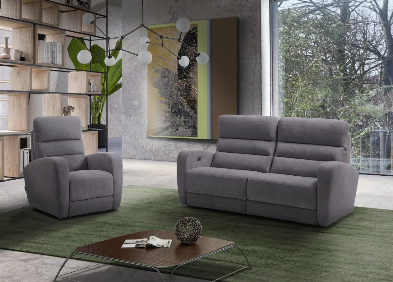Divano relax Diego Il Benessere grigio con poltrona coordinata su tappeto verde