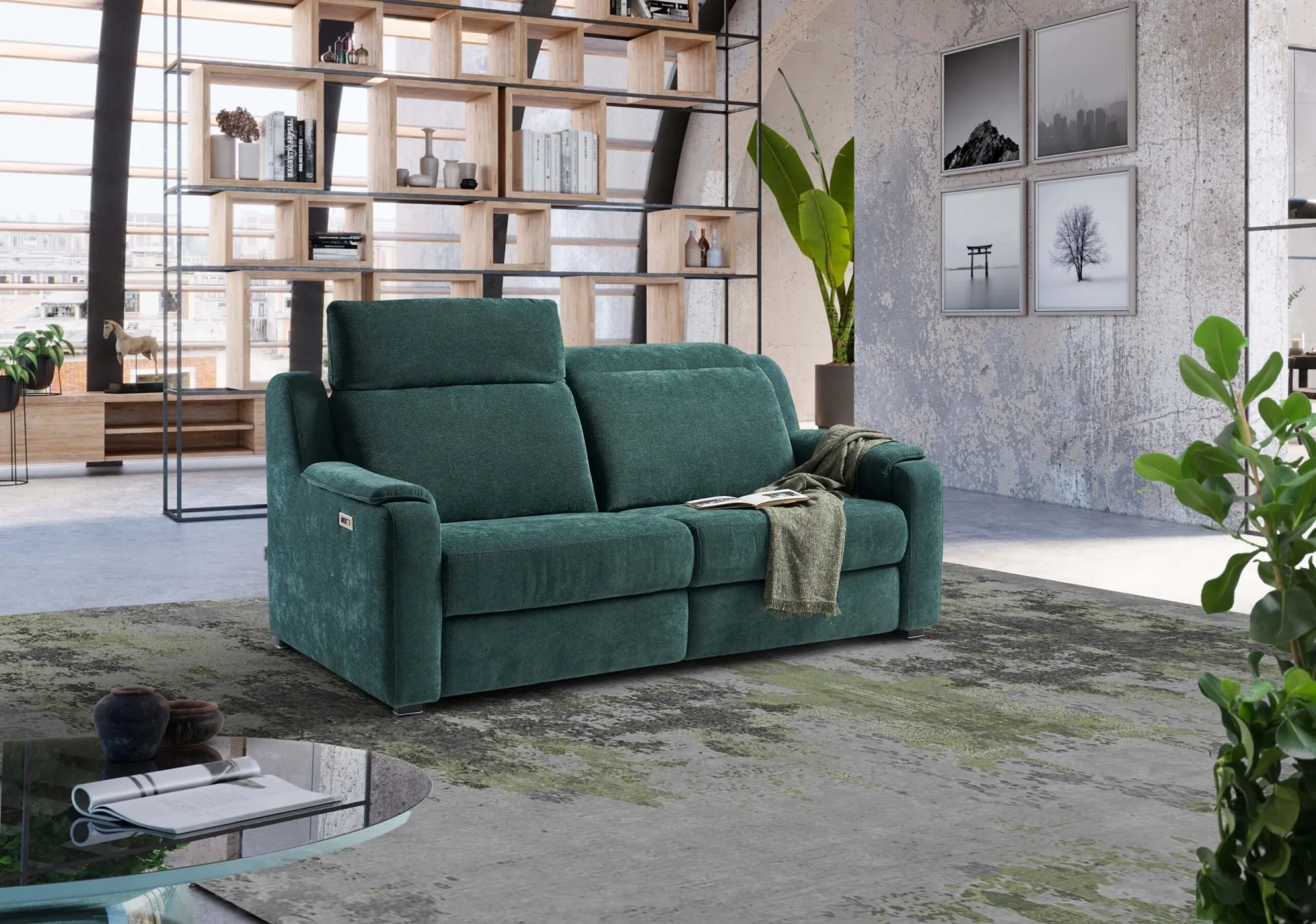Divano relax Kansas Il Benessere verde petrolio in un soggiorno con libreria