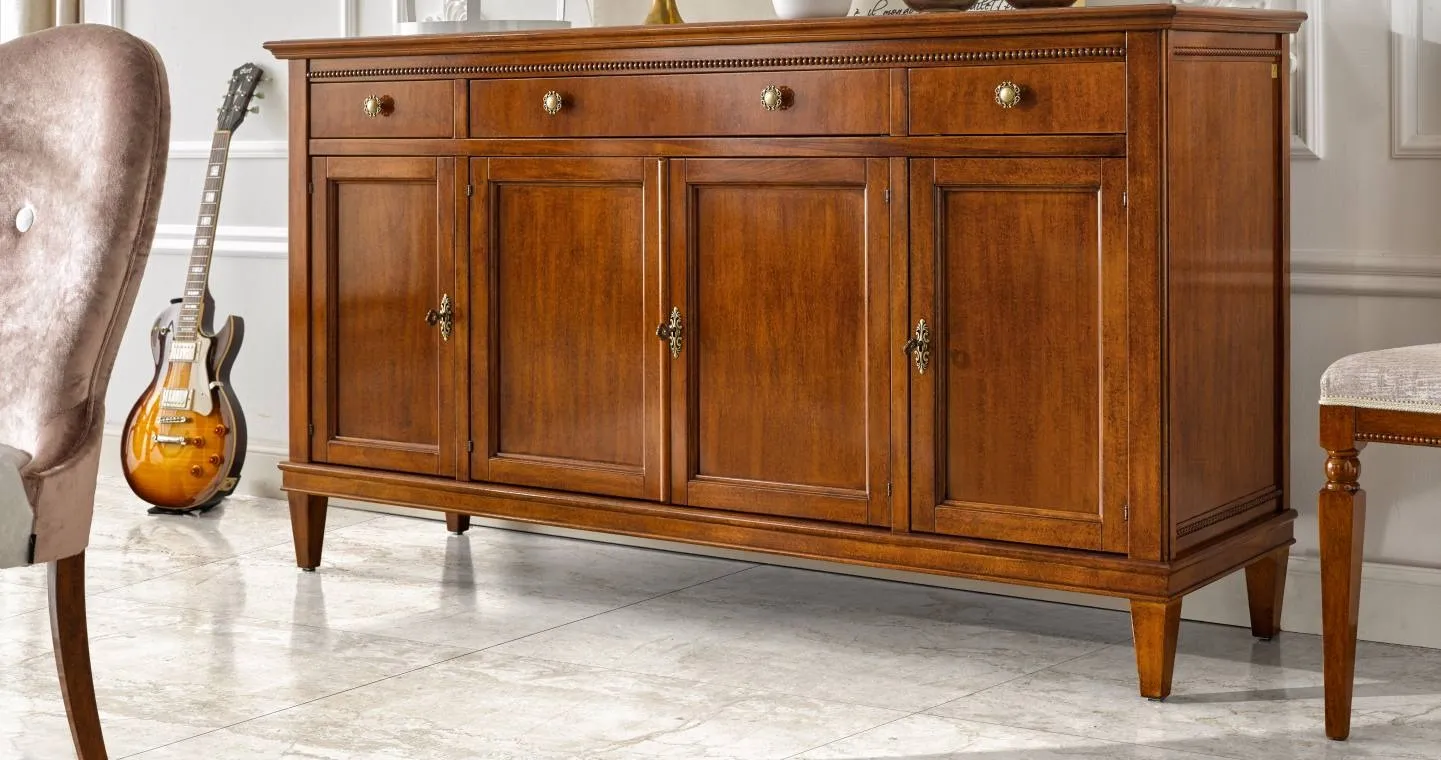 Credenza Tosato 23.201 in noce con quattro ante e tre cassetti in una sala con pavimento in marmo