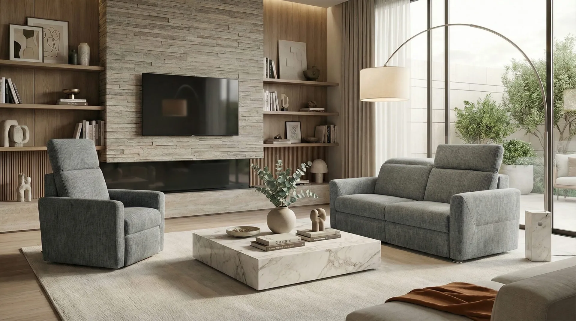 Divano Texas Il Benessere grigio con poltrona relax davanti a una parete TV
