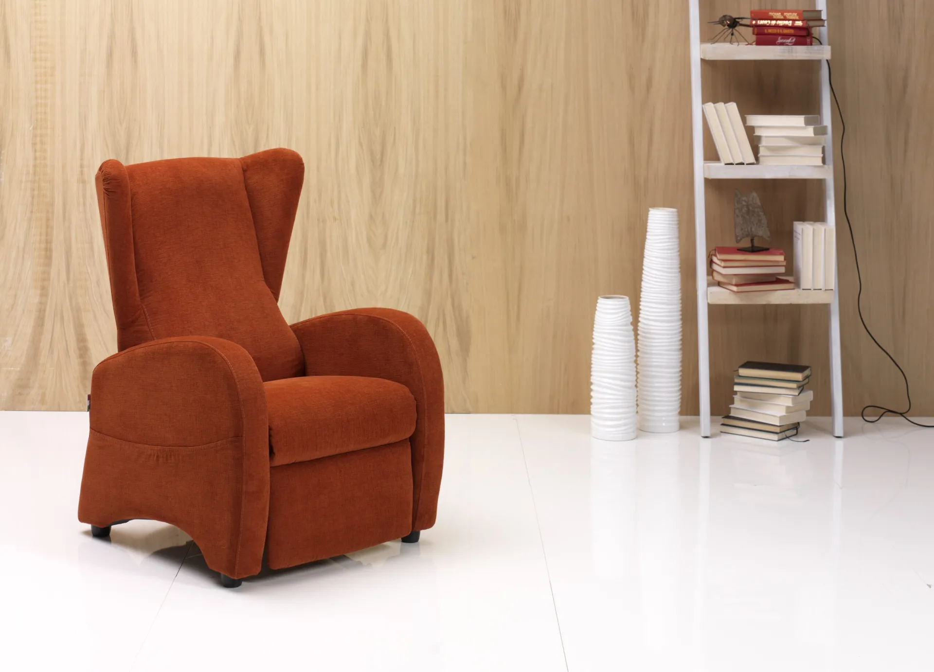 Poltrona relax manuale Minnie Il Benessere arancione davanti a una parete in legno