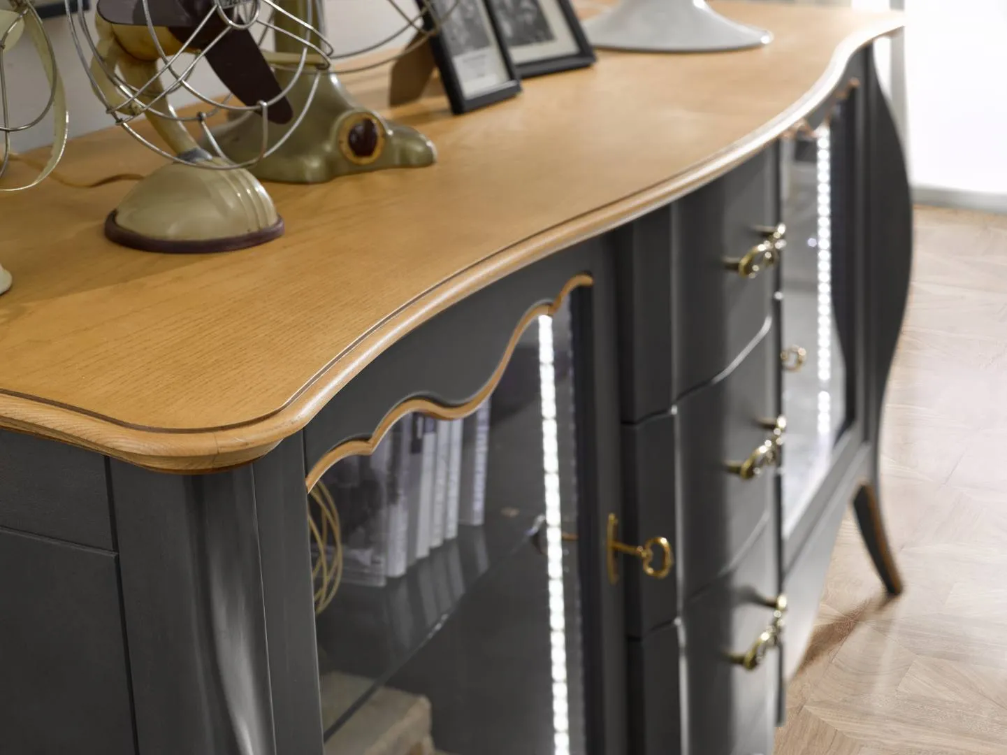Piano sagomato in legno chiaro e vetrina con strisce LED della credenza Tosato 23.200 grigia