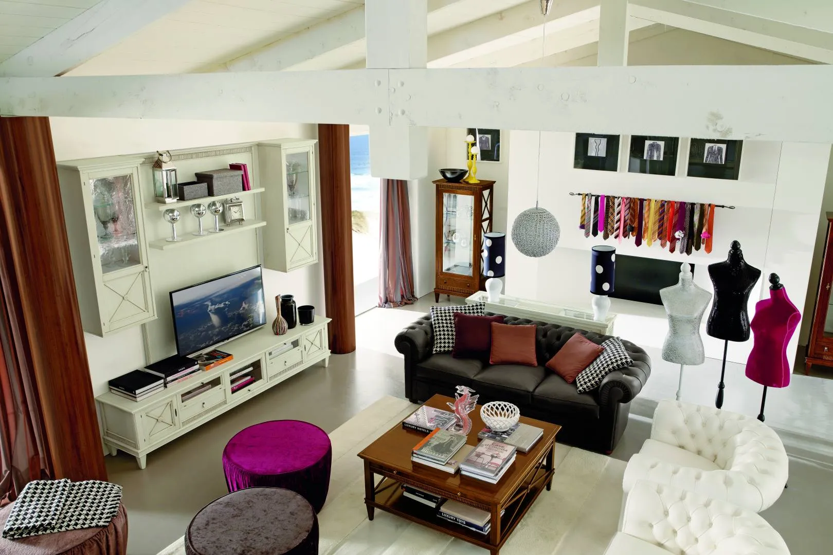 Soggiorno loft con mobile porta TV Tosato 23.59 chiaro sotto pensili e vetrine, pouf viola