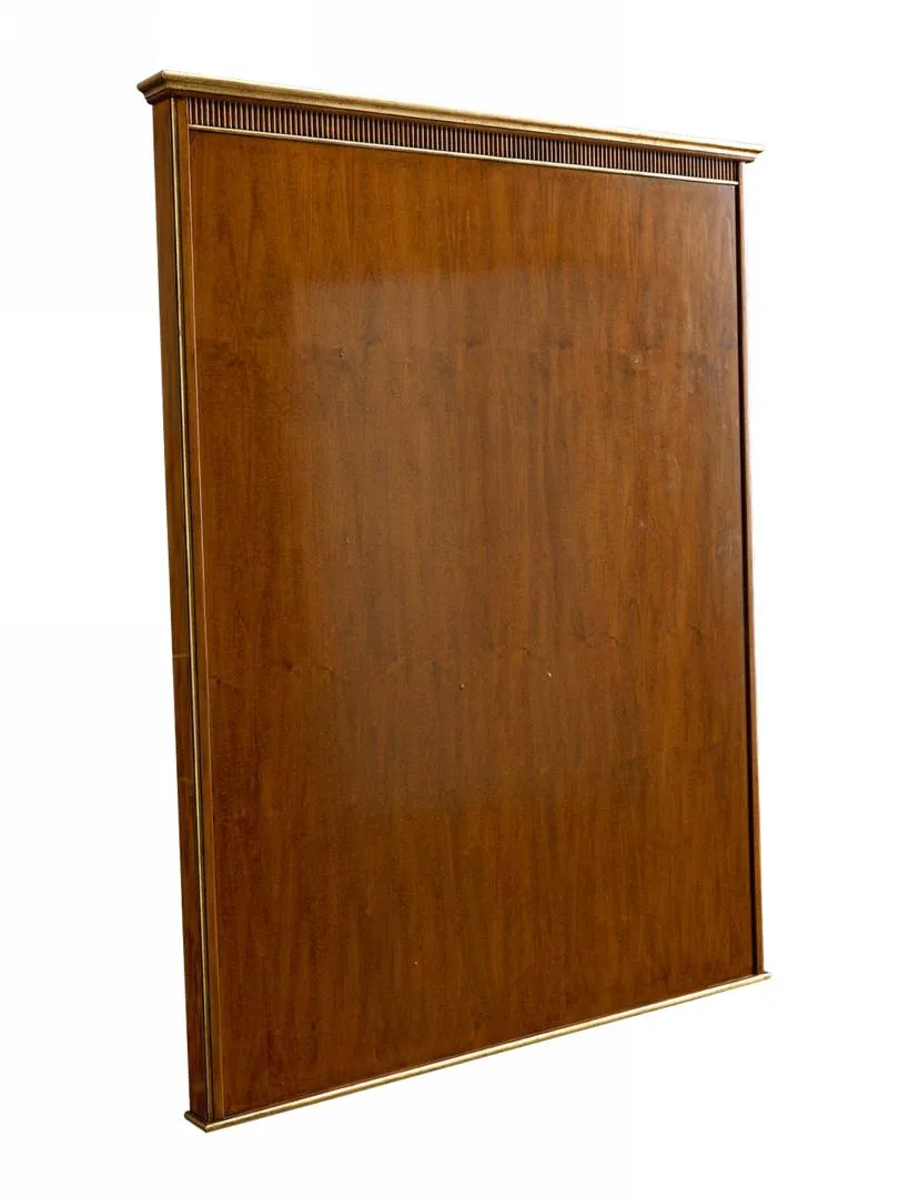 Pannello porta TV 23.48 Tosato in noce oro su fondo bianco, con cornice dentellata
