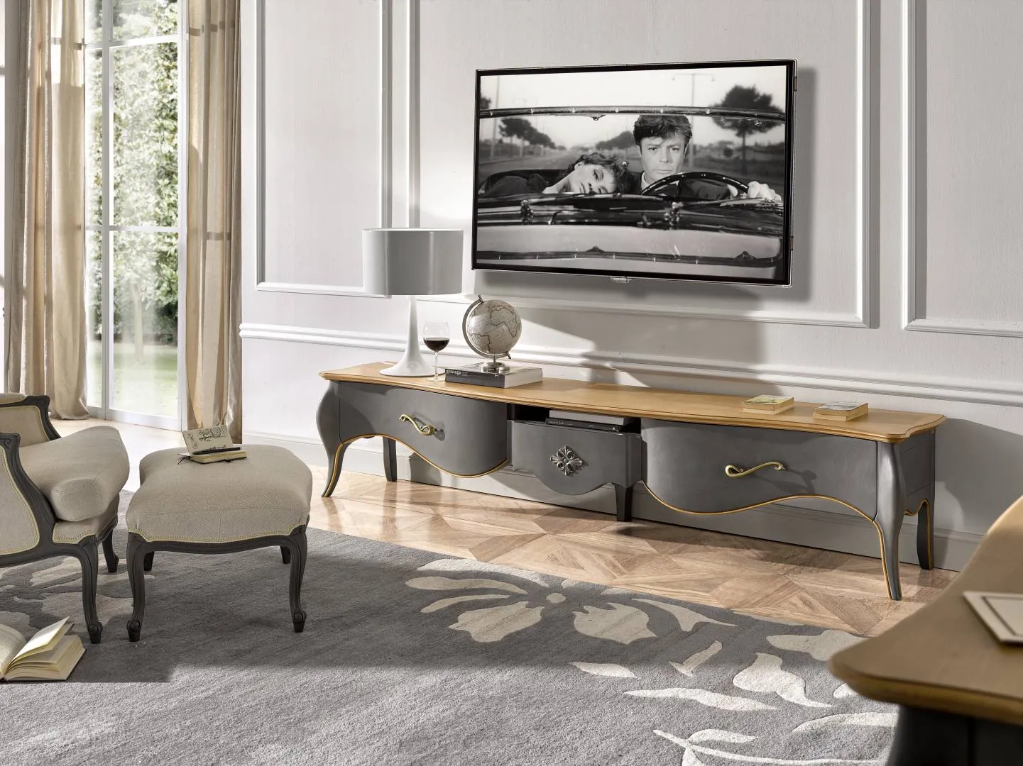 Mobile porta TV sagomato Tosato 23.37 grigio con piano chiaro, sotto un televisore in un salotto bianco