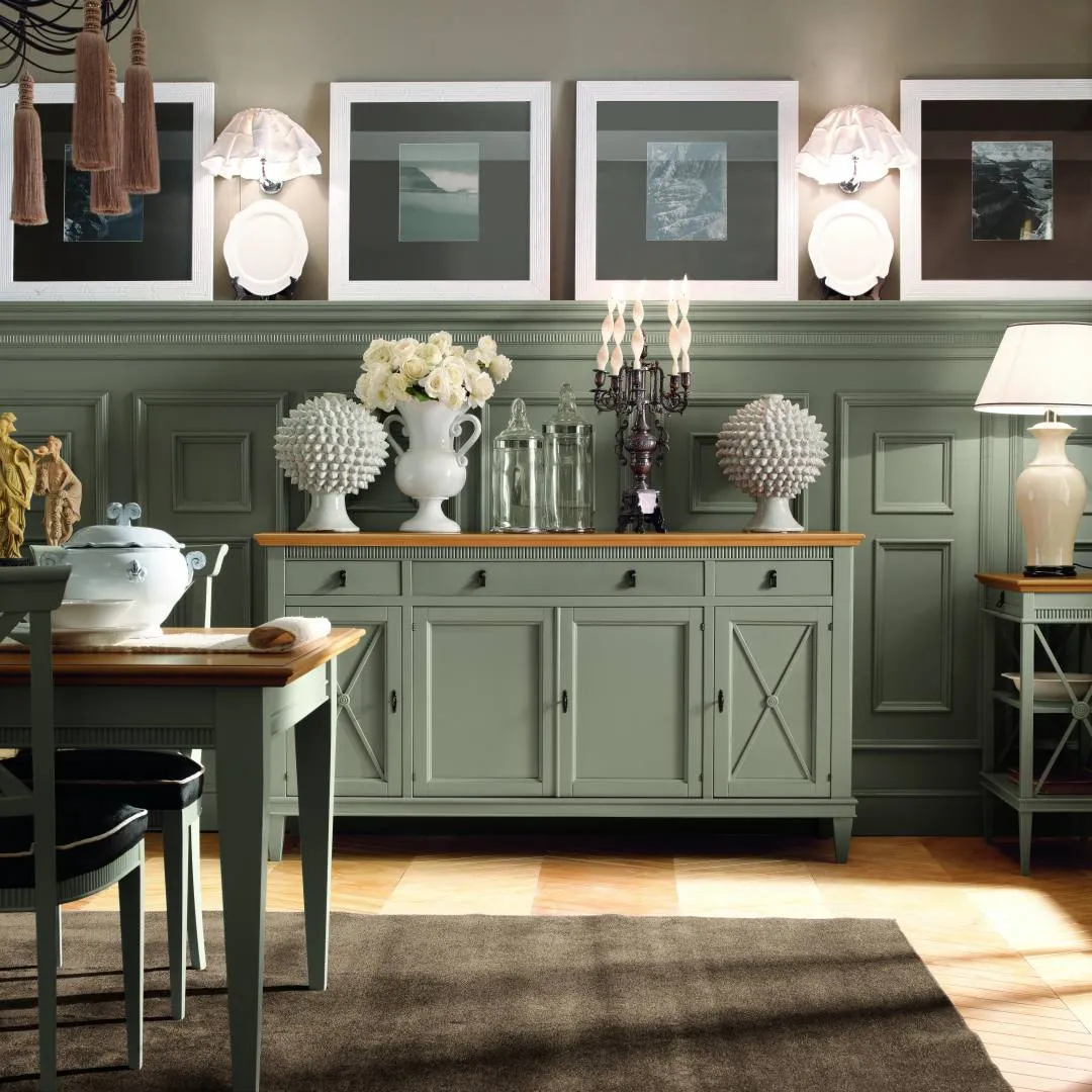 Credenza Tosato 23.33 laccata grigio verde con piano in legno, sotto quadri in una sala con boiserie