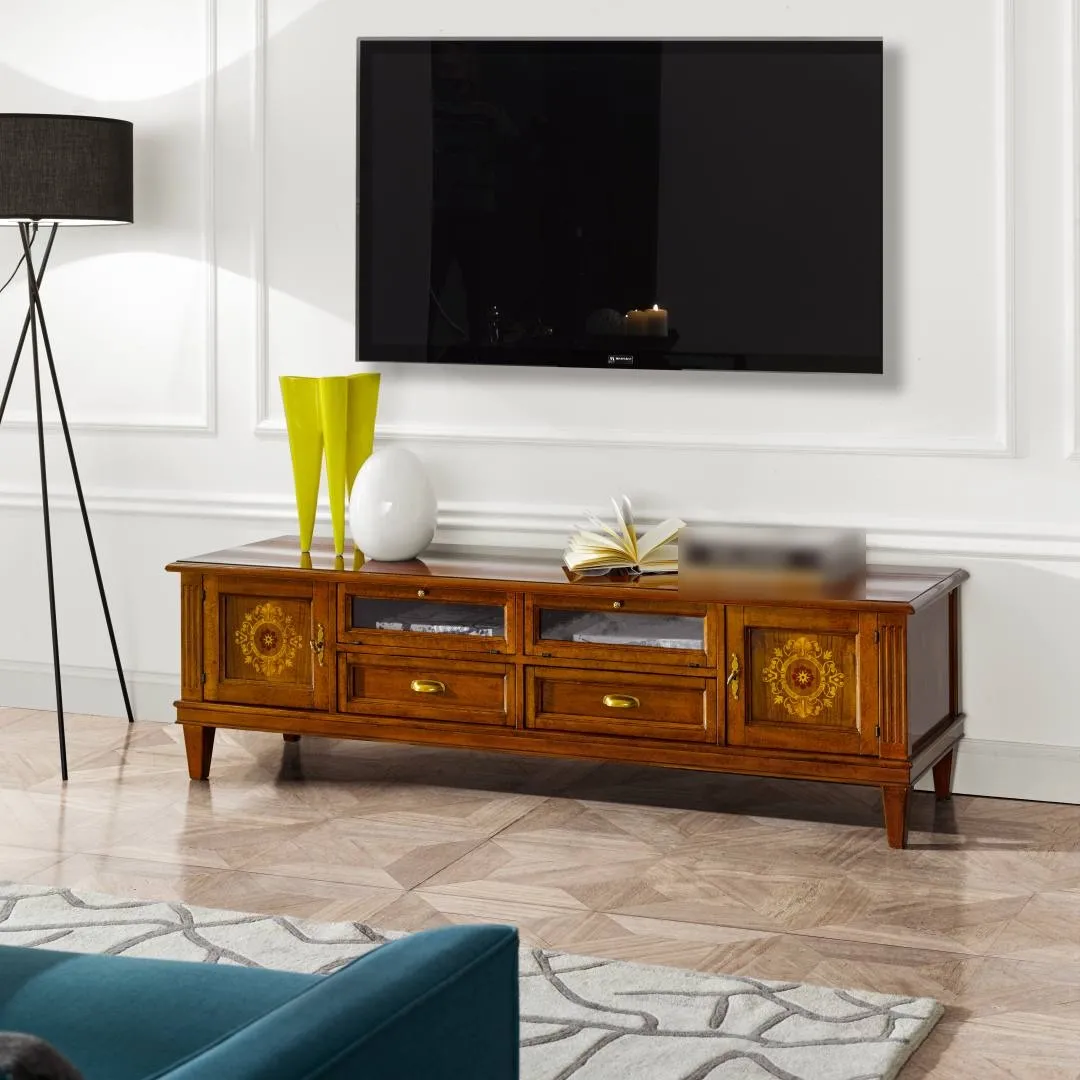 Mobile porta TV Tosato 23.09 in noce con rosoni intarsiati sotto una TV a parete, boiserie bianca
