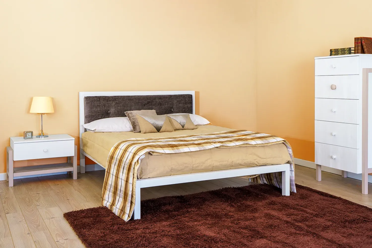 Letto Cobalto Callesella matrimoniale bianco con testiera in tessuto marrone e comodino Argon