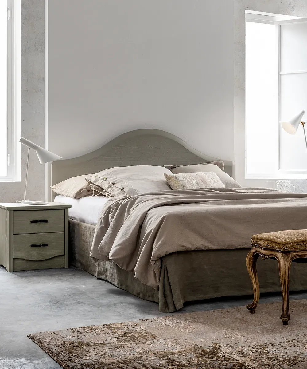 Letto Gendarme Callesella color salvia con gonna in tessuto e comodino Eos a due cassetti