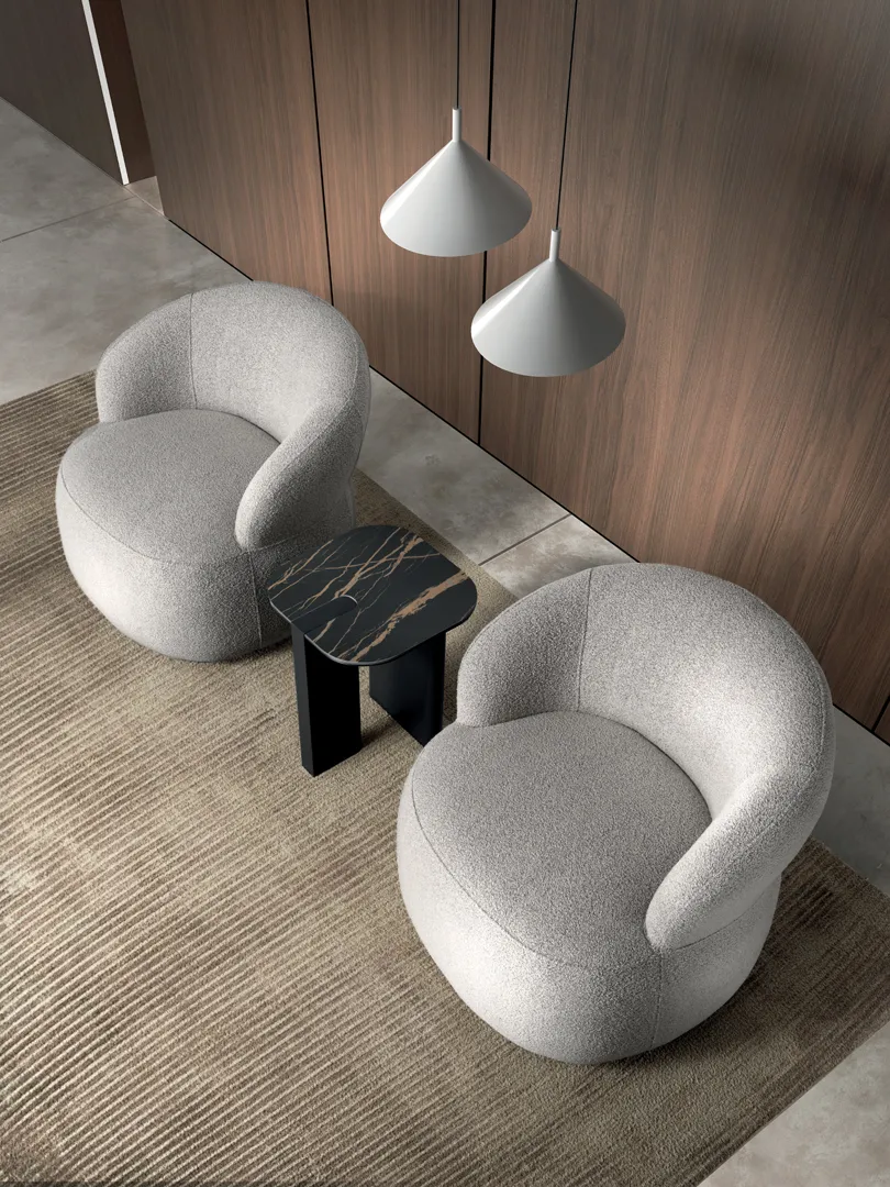 Coppia di poltrone Julep Stones grigio chiaro viste dall'alto con un tavolino in marmo nero
