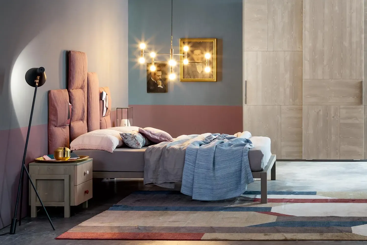 Letto Indio Callesella matrimoniale con testiera Azoto a pannelli rosa e armadio in legno