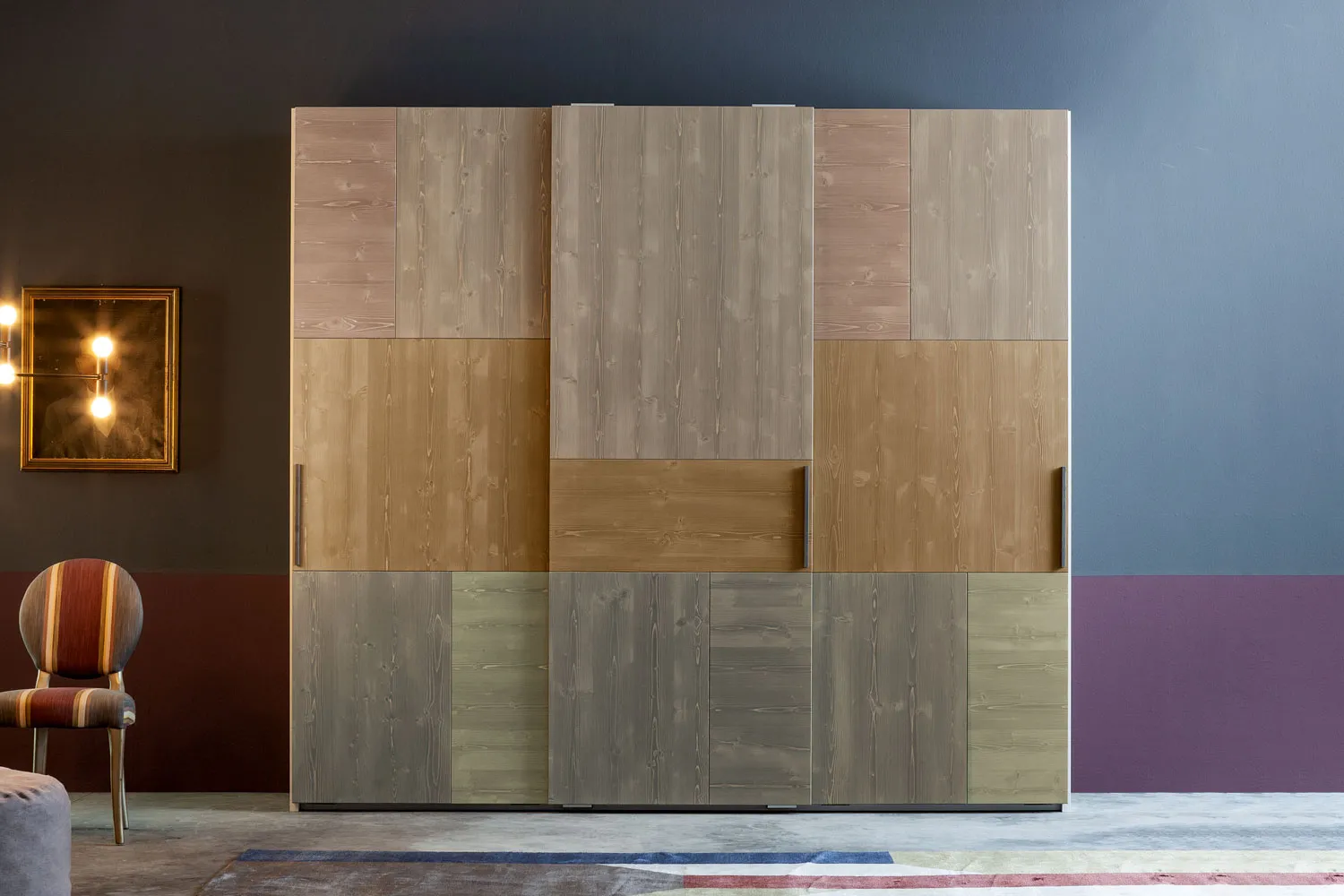 Armadio Tetris Callesella a tre ante con riquadri in legno di finiture diverse