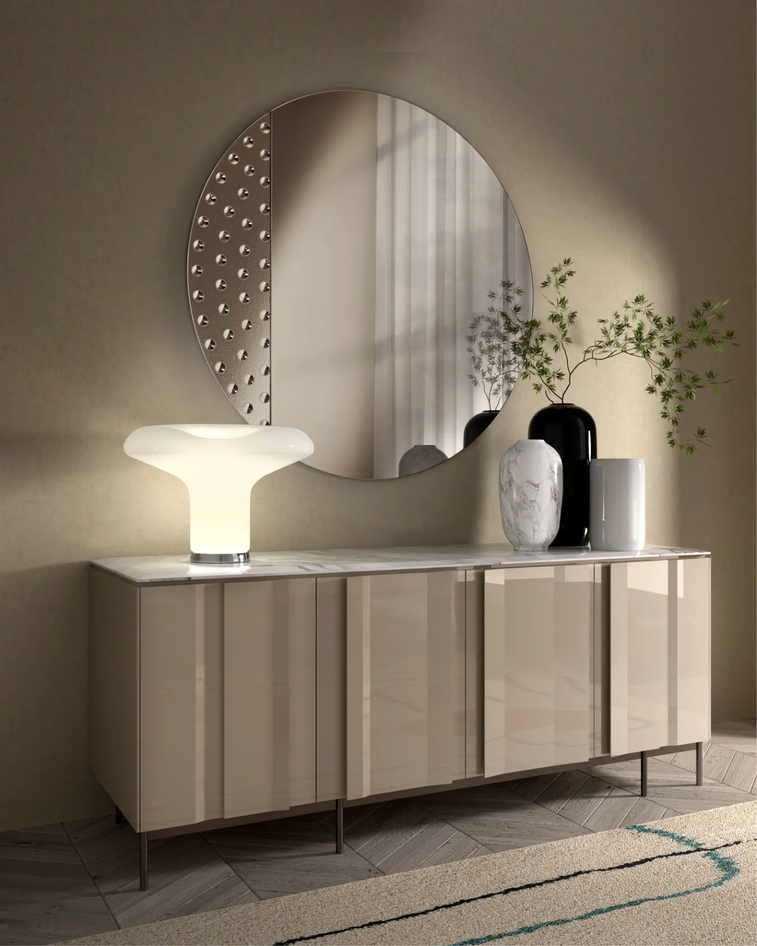 Specchio rotondo Eco Stones con inserto in vetro bullé appeso sopra una madia con lampada accesa