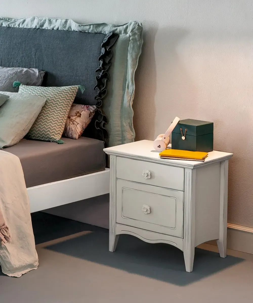 Comodino Butterfly Callesella bianco shabby a due cassetti con pomelli a rosa
