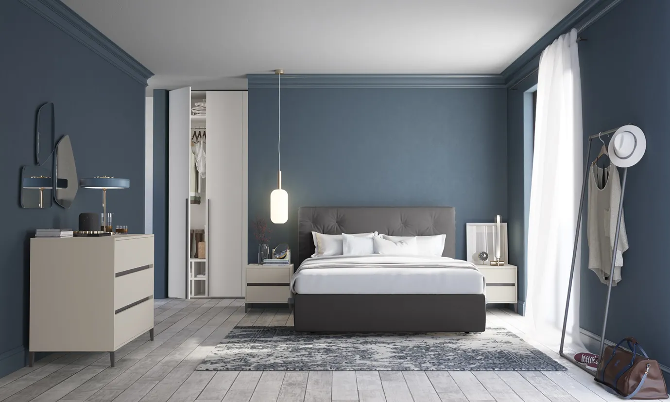 Camera Volo Colombini con pareti blu, letto grigio trapuntato, comò chiaro e cabina aperta