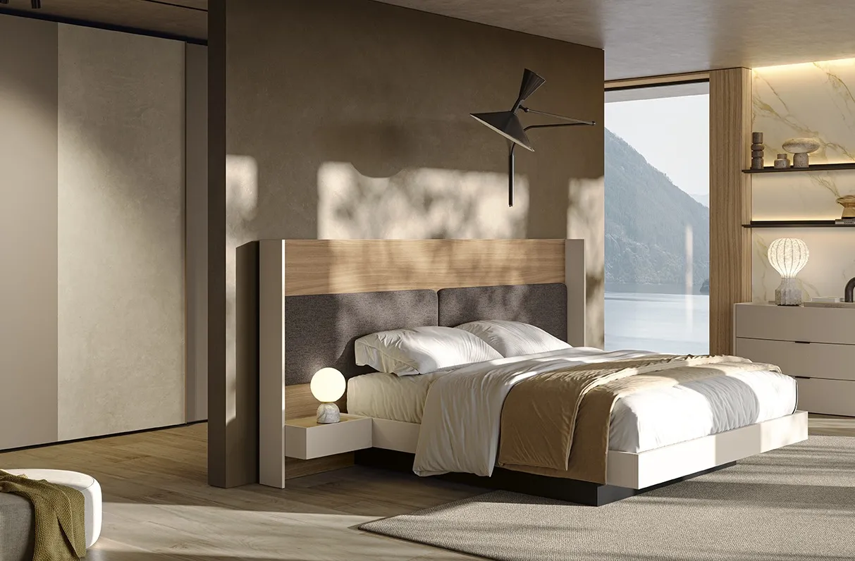 Letto con testata Elios Colombini con fascia in legno, cuscini grigio scuro e comodini integrati