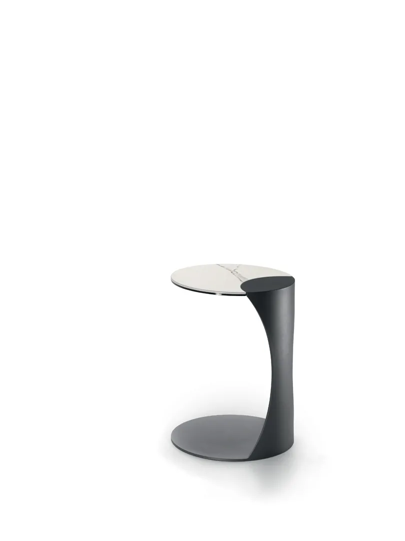 Tavolino di servizio Tee Stones in marmo bianco con base piatta antracite su fondo bianco