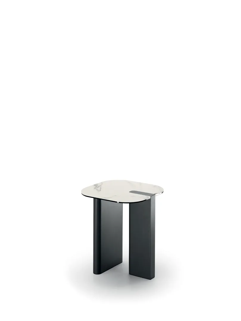 Tavolino Key Stones in marmo bianco con sostegni antracite su fondo bianco