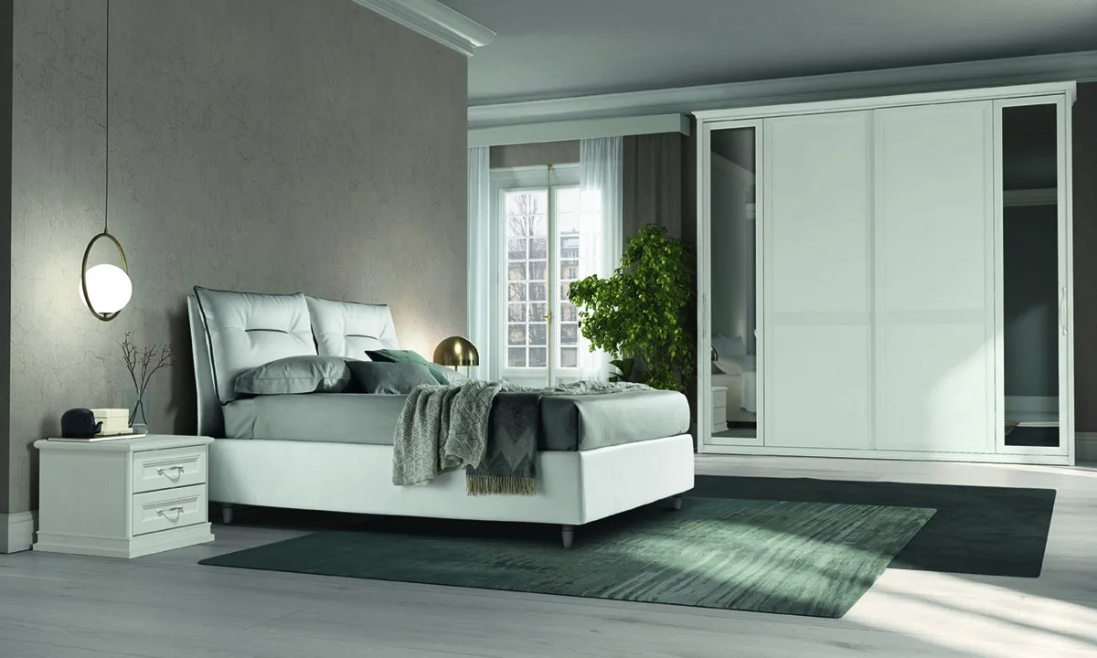 Letto Kiss Colombini bianco in una camera classica con armadio scorrevole laccato