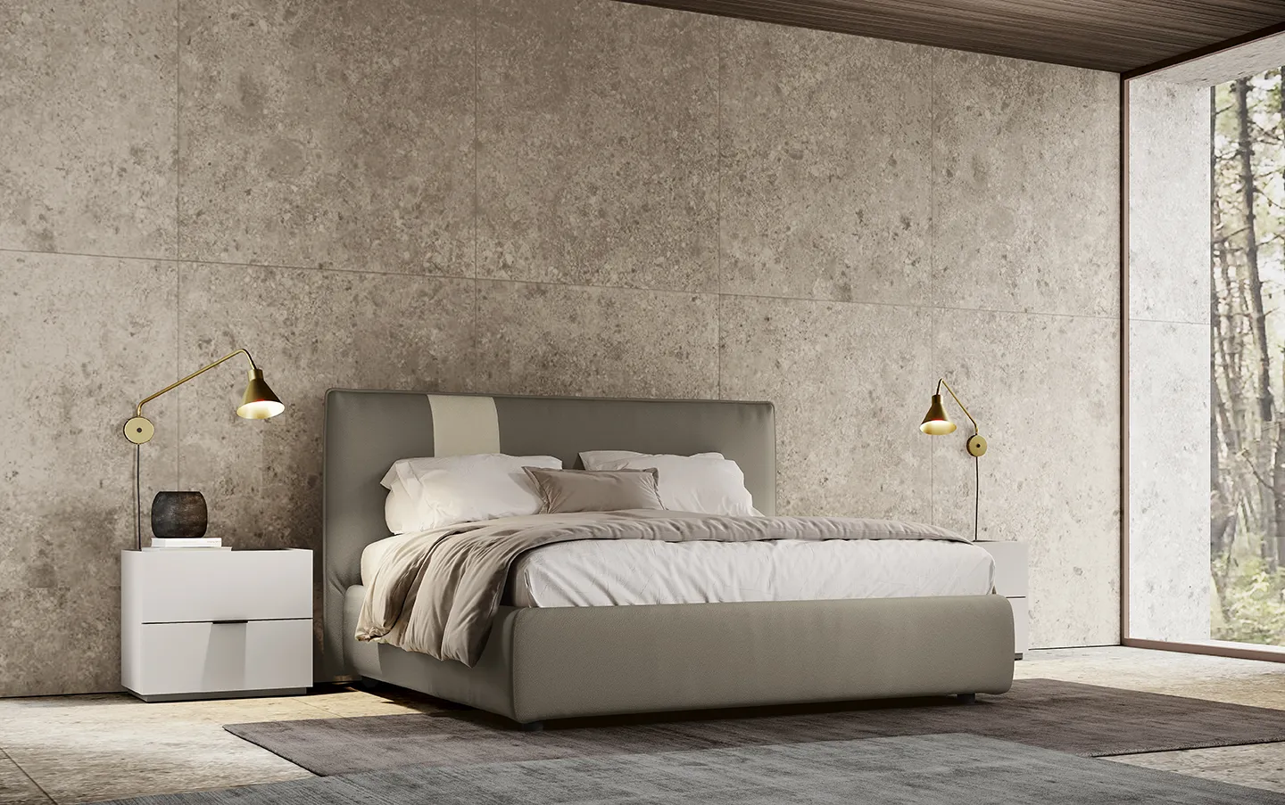 Letto imbottito Tetris Colombini tortora con fascia panna davanti a una parete effetto pietra