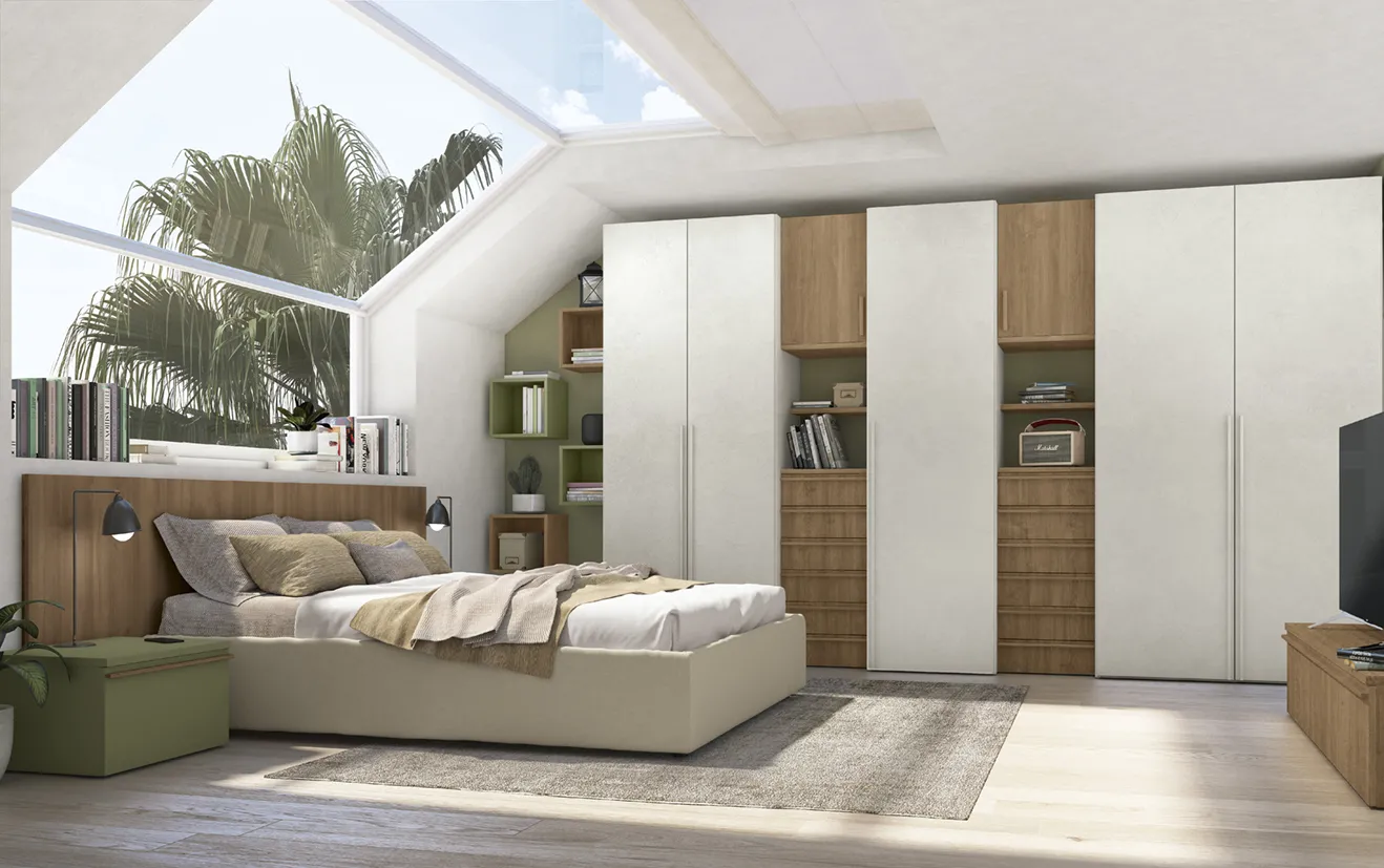 Letto Kant Colombini davanti a una testata in legno sotto una finestra a falde