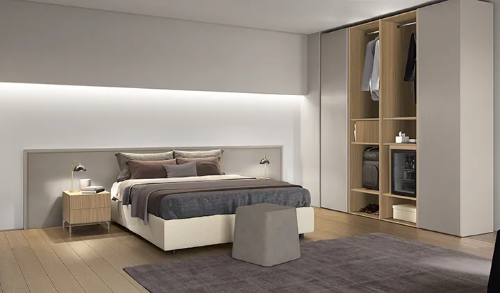 Letto con testata continua Basic Colombini grigio chiaro con base panna e pouf grigio