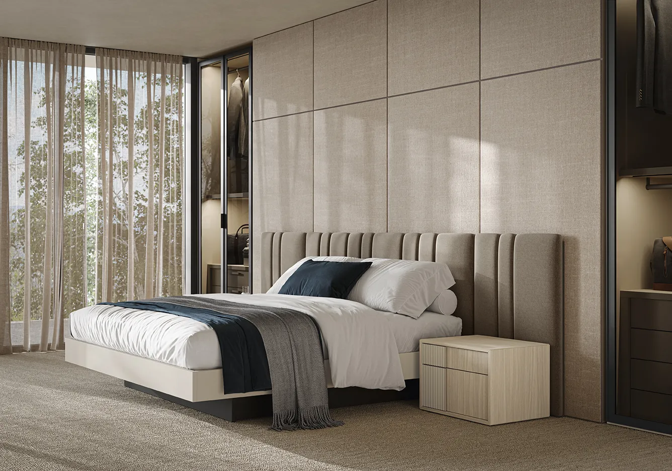 Letto con testata continua Levante Colombini beige a cannelloni davanti a pannelli color sabbia