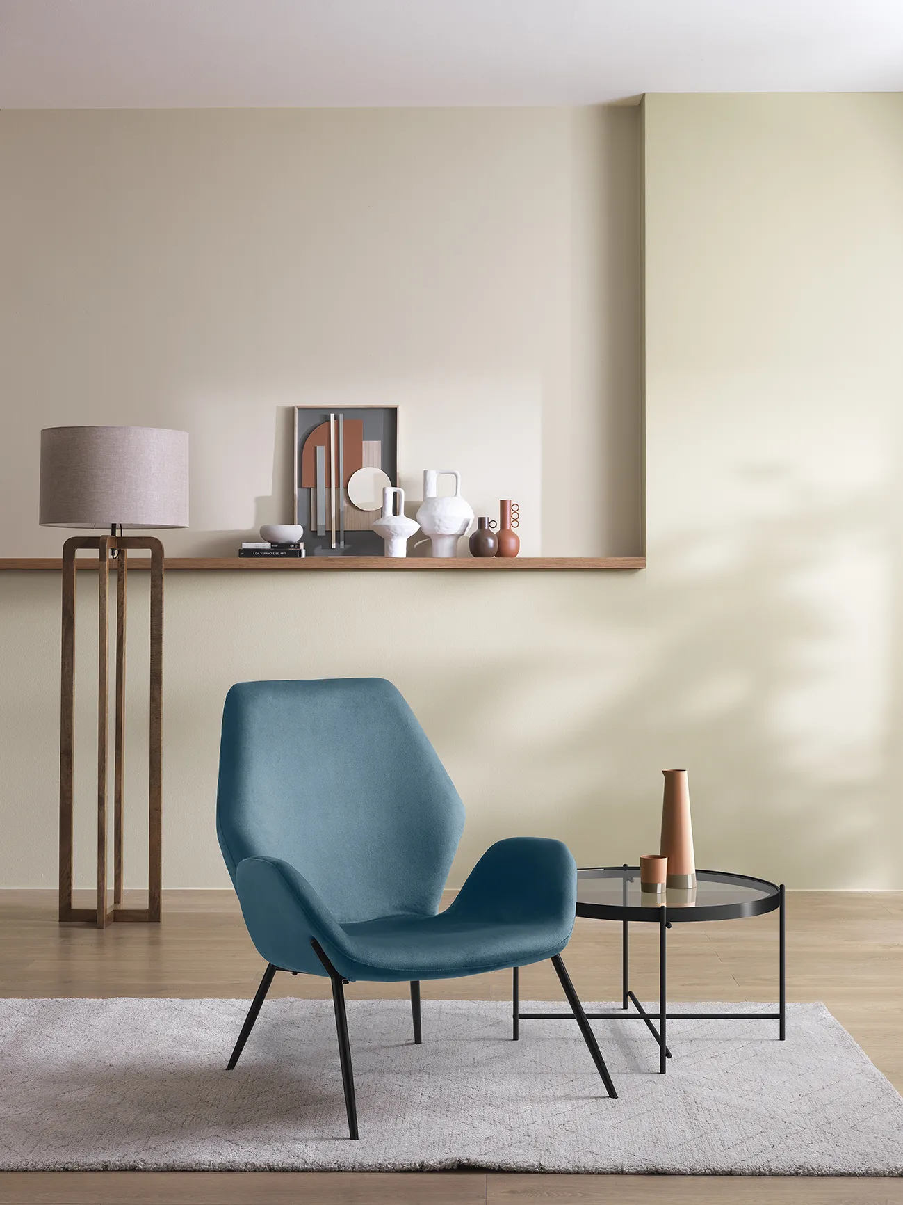 Poltrona Brandy Stones in velluto blu nello stesso angolo con consolle e lampada