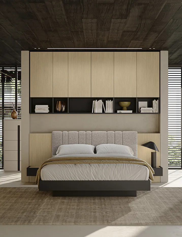 Letto Levante Colombini grigio perla inserito in una parete in legno chiaro con pensili