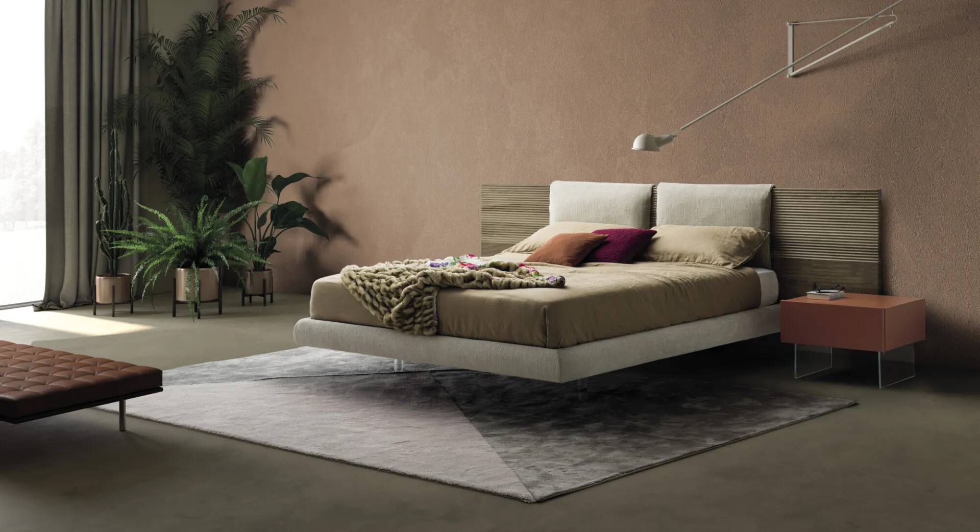 Letto Zen Devina Nais con testiera sospesa e giroletto imbottito Soft in una camera con piante