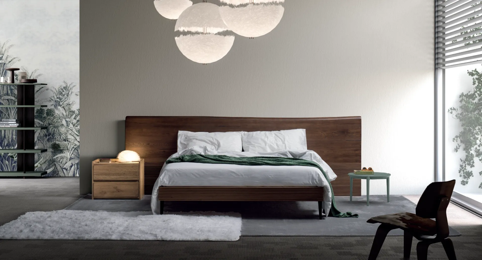 Letto Zen Devina Nais con testiera a terra in rovere scuro dal bordo irregolare e comodini in legno